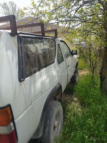 Nissan Terrano 1988, 930,000 km - 2.4 l - Şamaxı