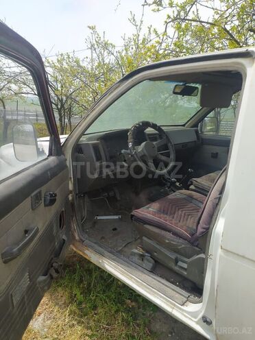Nissan Terrano 1988, 930,000 km - 2.4 l - Şamaxı