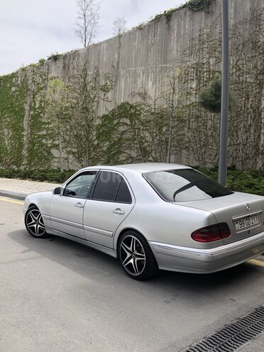 Mercedes E 220 2000, 568,491 km - 2.2 l - Bakı