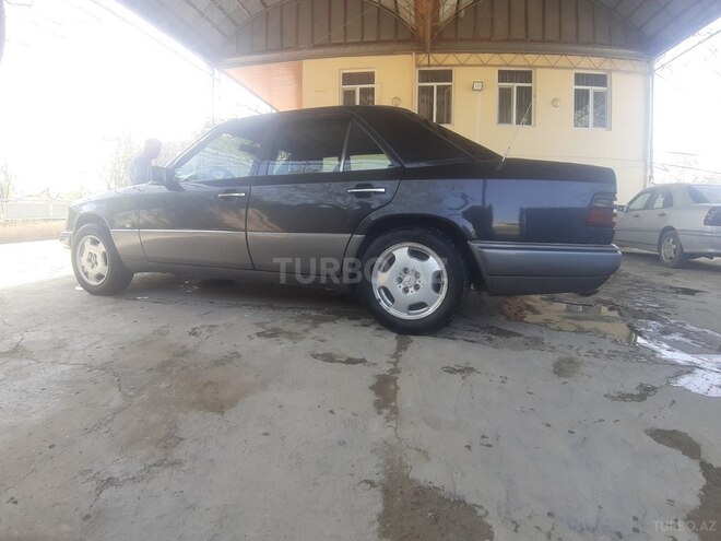 Mercedes E 200 1992, 150,000 km - 2.0 l - Qazax