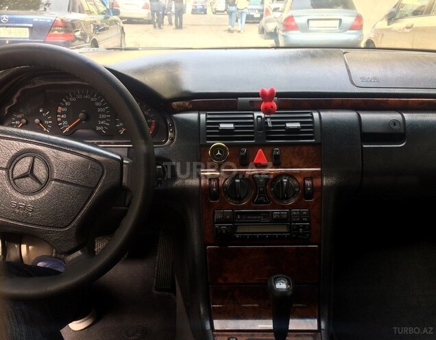 Mercedes E 240 1997, 300,000 km - 2.4 l - Bakı