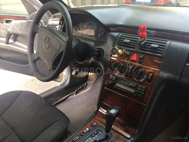 Mercedes E 240 1997, 300,000 km - 2.4 l - Bakı