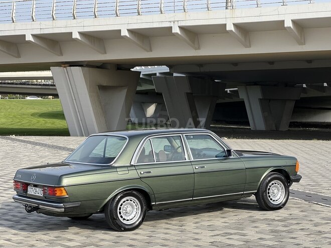 Mercedes E 250 1982, 271,000 km - 2.5 l - Bakı