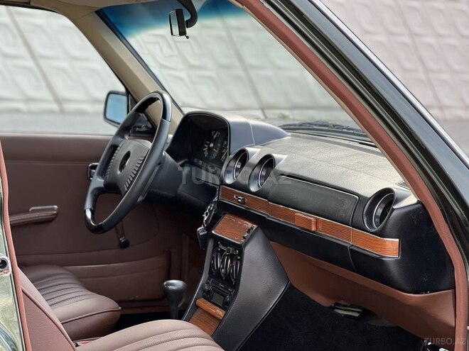 Mercedes E 250 1982, 271,000 km - 2.5 l - Bakı