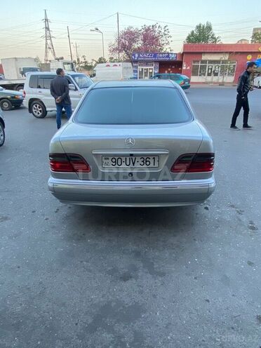 Mercedes E 270 1999, 383,300 km - 2.7 l - Bakı
