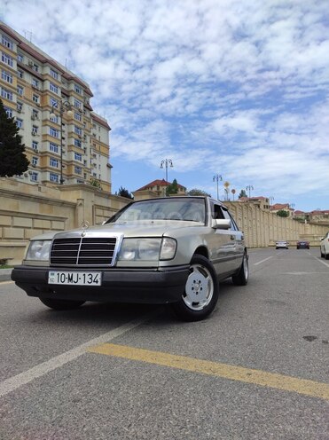 Mercedes E 200 1986, 380,000 km - 2.0 l - Bakı