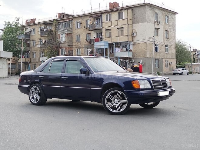Mercedes E 220 1995, 235,632 km - 2.2 l - Bakı