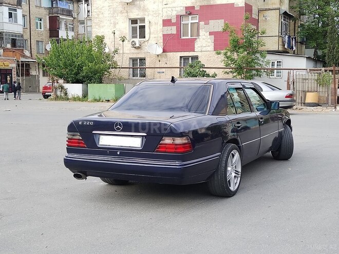 Mercedes E 220 1995, 235,632 km - 2.2 l - Bakı