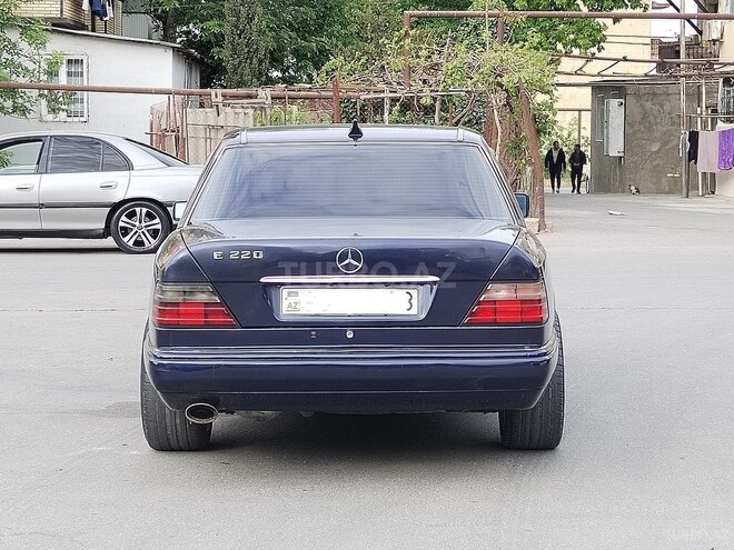 Mercedes E 220 1995, 235,632 km - 2.2 l - Bakı