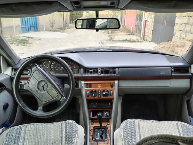 Mercedes E 220 1995, 235,632 km - 2.2 l - Bakı