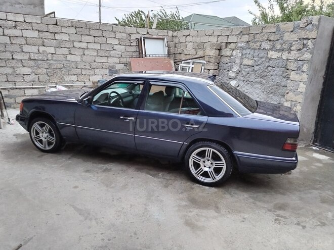 Mercedes E 220 1995, 235,632 km - 2.2 l - Bakı