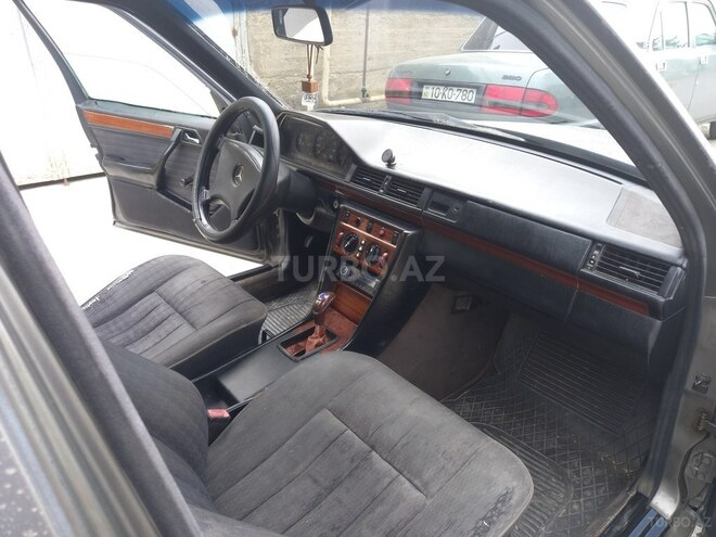 Mercedes E 200 1992, 888,000 km - 2.0 l - Quba