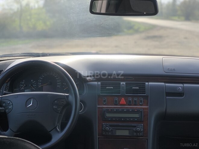 Mercedes E 270 2001, 295,000 km - 2.7 l - Bakı