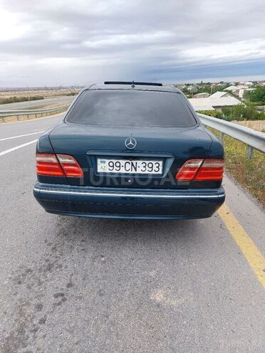 Mercedes E 220 2001, 298,000 km - 2.2 л - Quba