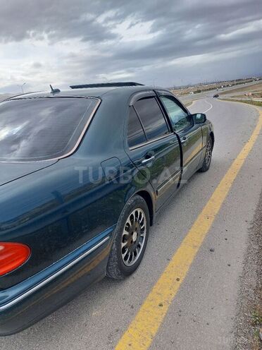 Mercedes E 220 2001, 298,000 km - 2.2 л - Quba