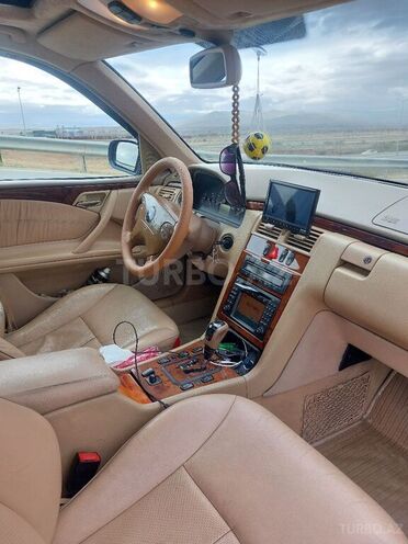 Mercedes E 220 2001, 298,000 km - 2.2 л - Quba