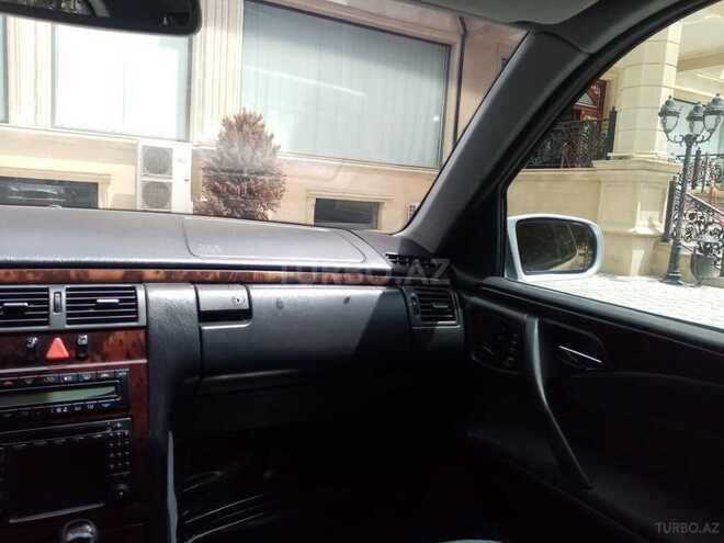 Mercedes E 260 2001, 222,000 km - 2.6 l - Sumqayıt