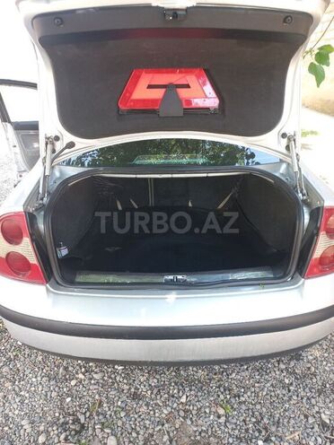 Volkswagen Passat 2002, 293,000 km - 2.0 л - Tovuz