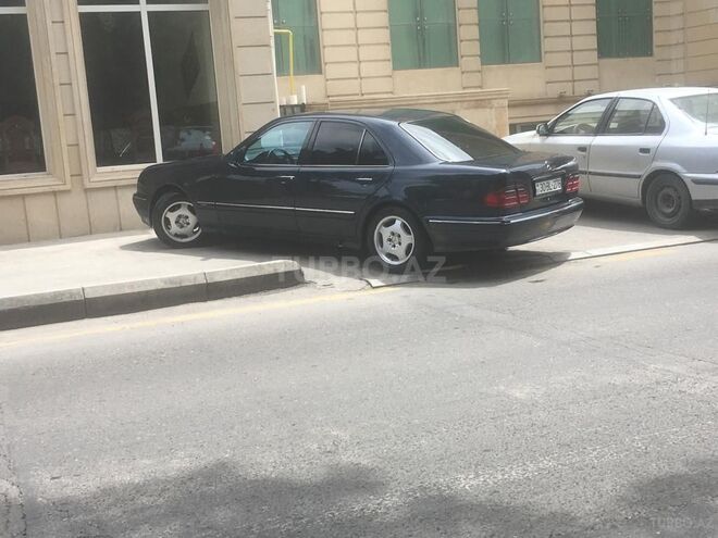 Mercedes E 230 1997, 290,000 km - 2.3 l - Bakı