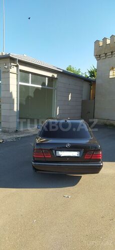 Mercedes E 270 2000, 297,000 km - 2.7 l - Qazax