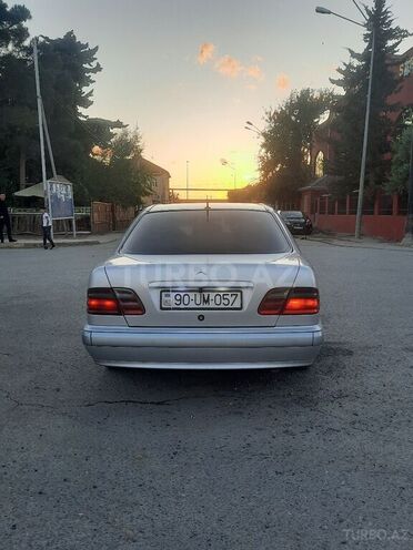 Mercedes E 220 2000, 213,334 km - 2.2 l - Bakı