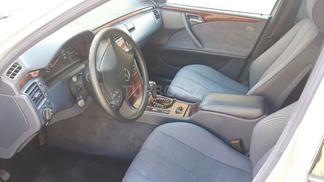 Mercedes E 220 2000, 325,000 km - 2.2 l - Bakı