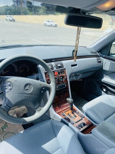 Mercedes E 280 2001, 310,000 km - 2.8 l - Bakı