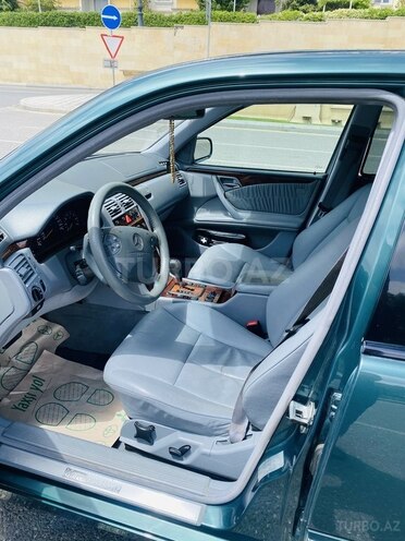 Mercedes E 280 2001, 310,000 km - 2.8 l - Bakı