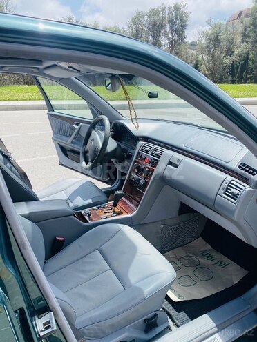 Mercedes E 280 2001, 310,000 km - 2.8 l - Bakı