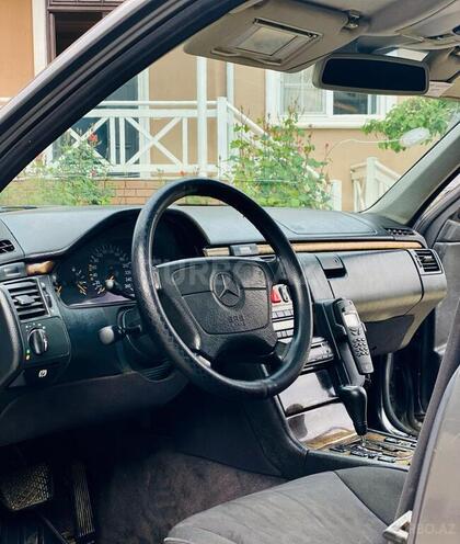 Mercedes E 320 1999, 240,000 km - 3.2 l - Bakı