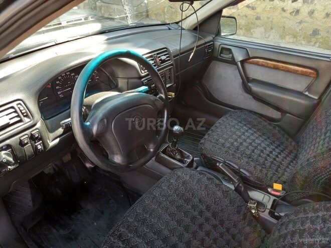 Opel Vectra 1995, 600,000 km - 2.0 l - Qax