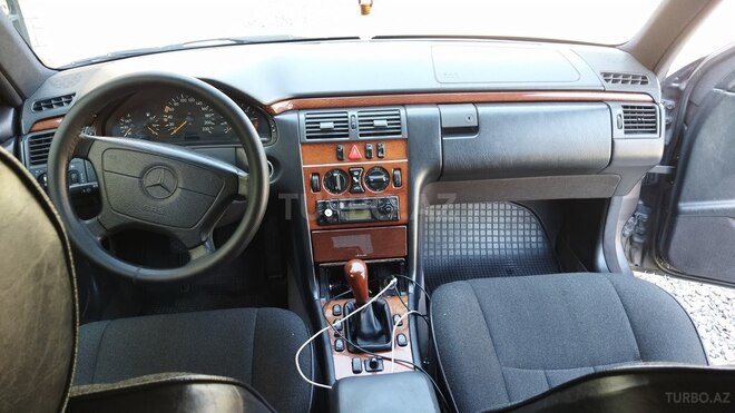 Mercedes E 220 1998, 400,000 km - 2.2 л - Qusar