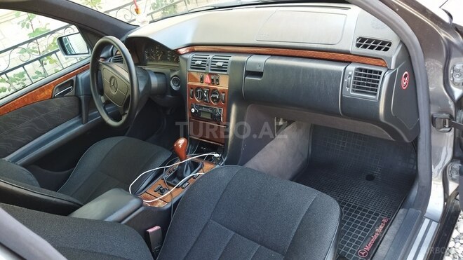 Mercedes E 220 1998, 400,000 km - 2.2 л - Qusar