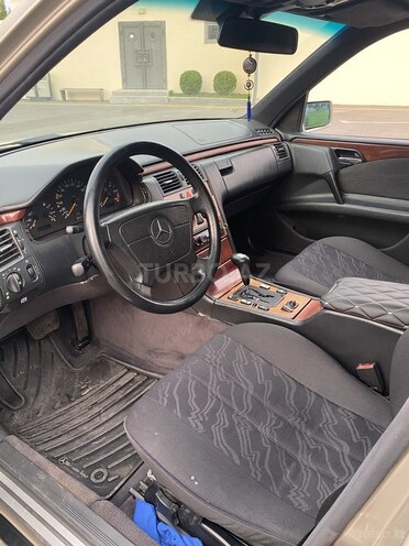 Mercedes E 220 1997, 378,900 km - 2.2 l - Ağcabədi