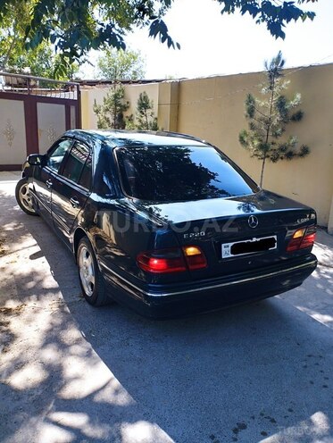 Mercedes E 220 2001, 373,000 km - 2.2 l - Salyan