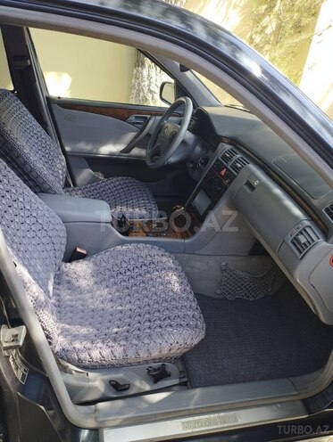 Mercedes E 220 2001, 373,000 km - 2.2 l - Salyan