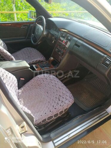 Mercedes E 240 1998, 123,456 km - 2.4 l - Masallı