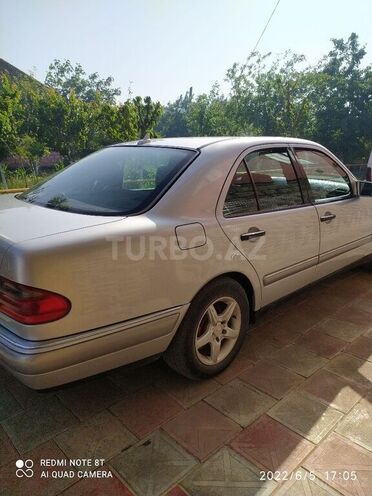 Mercedes E 240 1998, 123,456 km - 2.4 l - Masallı