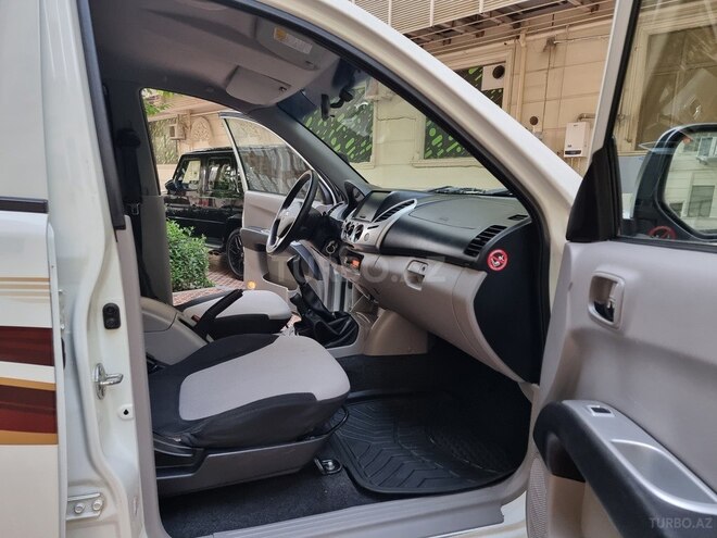 Mitsubishi L200 2015, 175,000 km - 2.5 l - Bakı