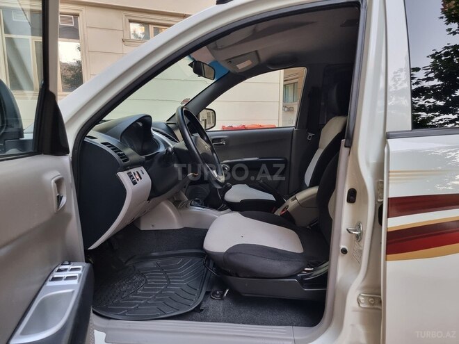 Mitsubishi L200 2015, 175,000 km - 2.5 l - Bakı