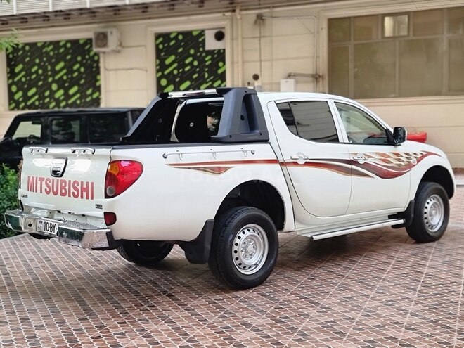 Mitsubishi L200 2015, 175,000 km - 2.5 l - Bakı