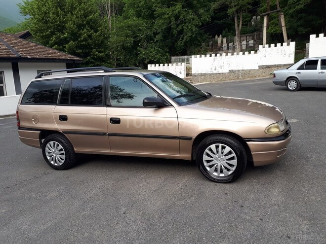 Opel Astra 1997, 407,840 km - 1.6 л - Şəki