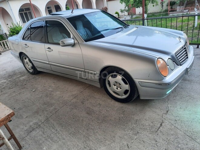 Mercedes E 220 2000, 300,000 km - 2.2 л - Şəki