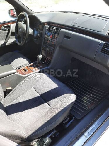 Mercedes E 220 2000, 268,000 km - 2.2 l - Bakı