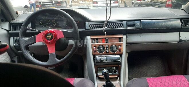Mercedes E 250 1986, 135,800 km - 2.5 l - Bakı