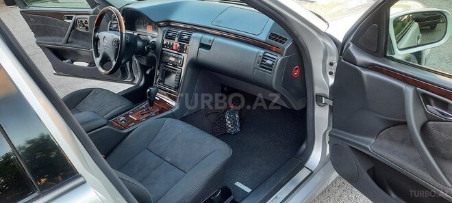 Mercedes E 320 2001, 268,000 km - 3.2 l - Bakı
