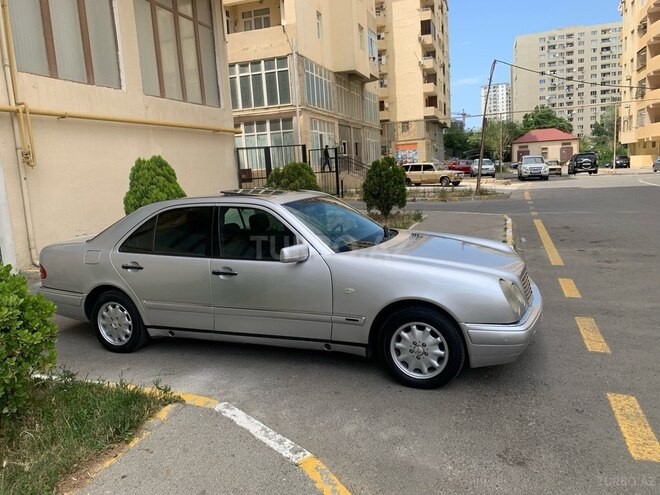 Mercedes E 240 1999, 300,000 km - 2.4 л - Bakı