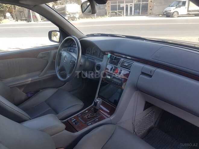 Mercedes E 270 2001, 442,500 km - 2.7 l - Bakı