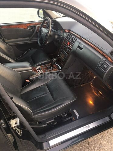 Mercedes E 320 2001, 300,000 km - 3.2 l - Bakı