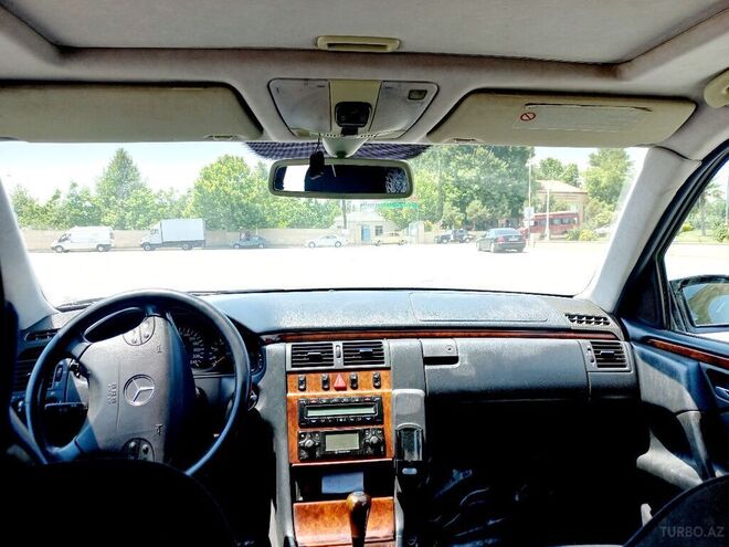 Mercedes E 240 2000, 309,000 km - 2.6 l - Bərdə